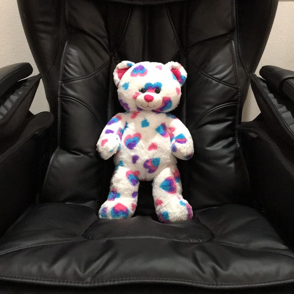 ❣️ BUILD-A-BEAR ❣️ COLLECTION PRETTY CUTE MULTIPLE HEART PRINTS BEAR ( NWOT ) .